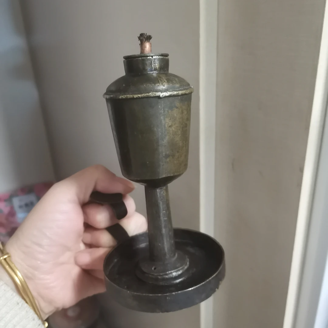 一件铜油灯，商品如图