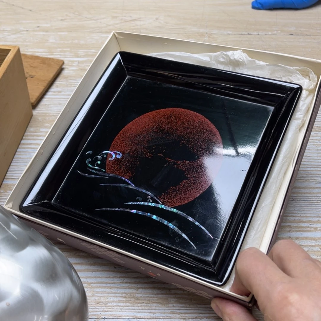 瓷片B****k密密麻麻地排列着一个大