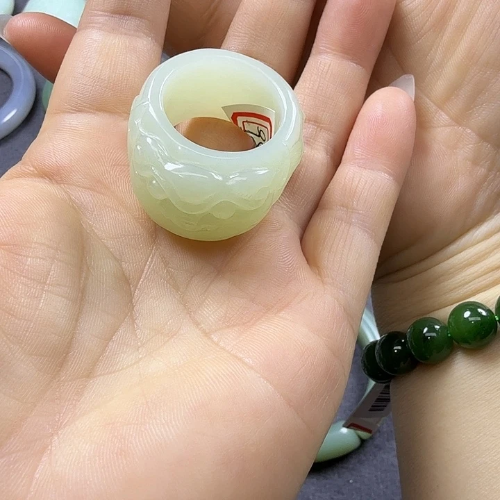 未镶嵌戒指和田玉