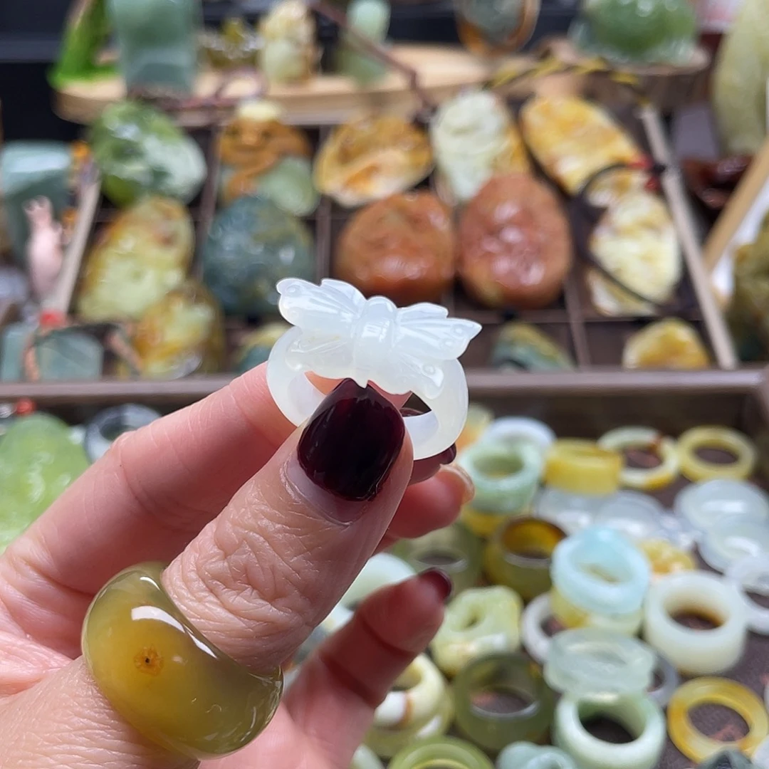 蛇纹石玉颈饰未镶嵌?**?岫玉蝴蝶