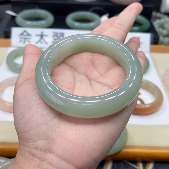 石英质玉手镯未镶嵌小**一