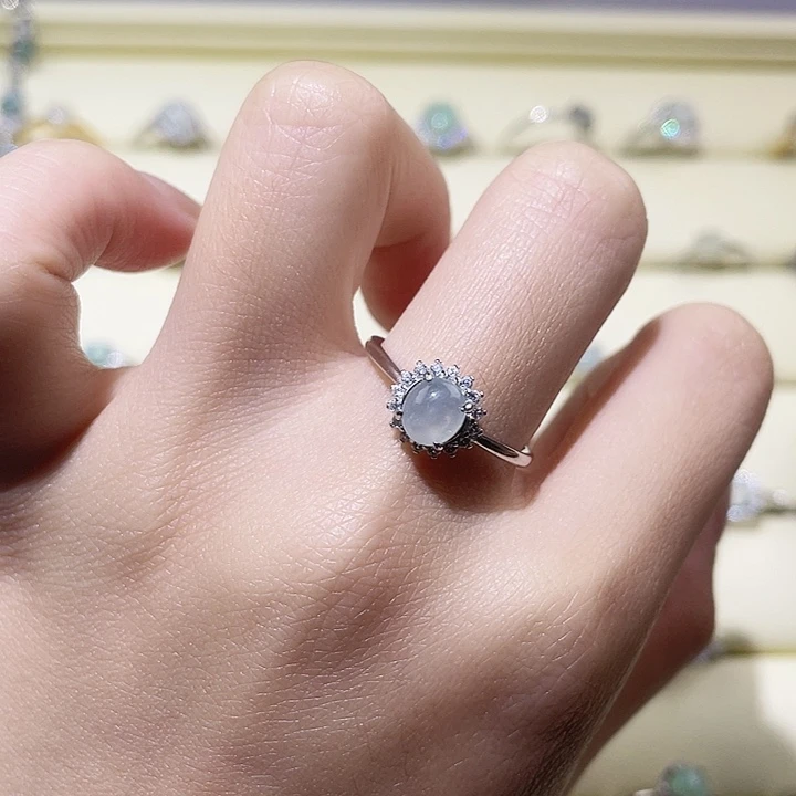 翡翠未镶嵌颈饰戒指