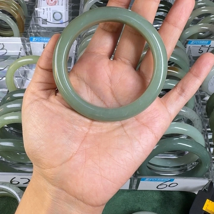 用***8和田玉（糖玉）未镶嵌手镯