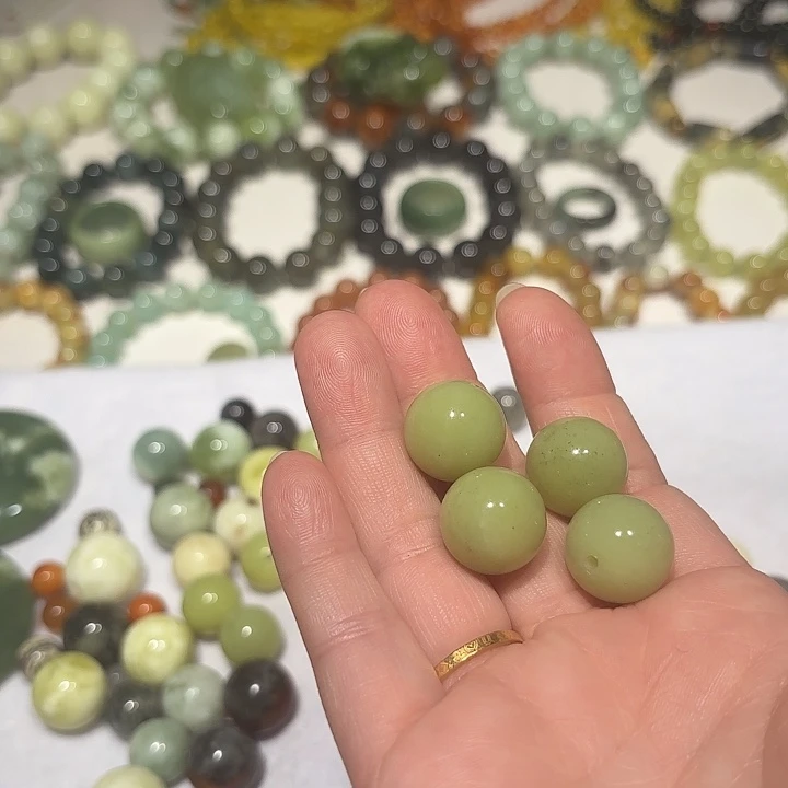 梓***鹤未镶嵌蛇纹石玉单珠4个