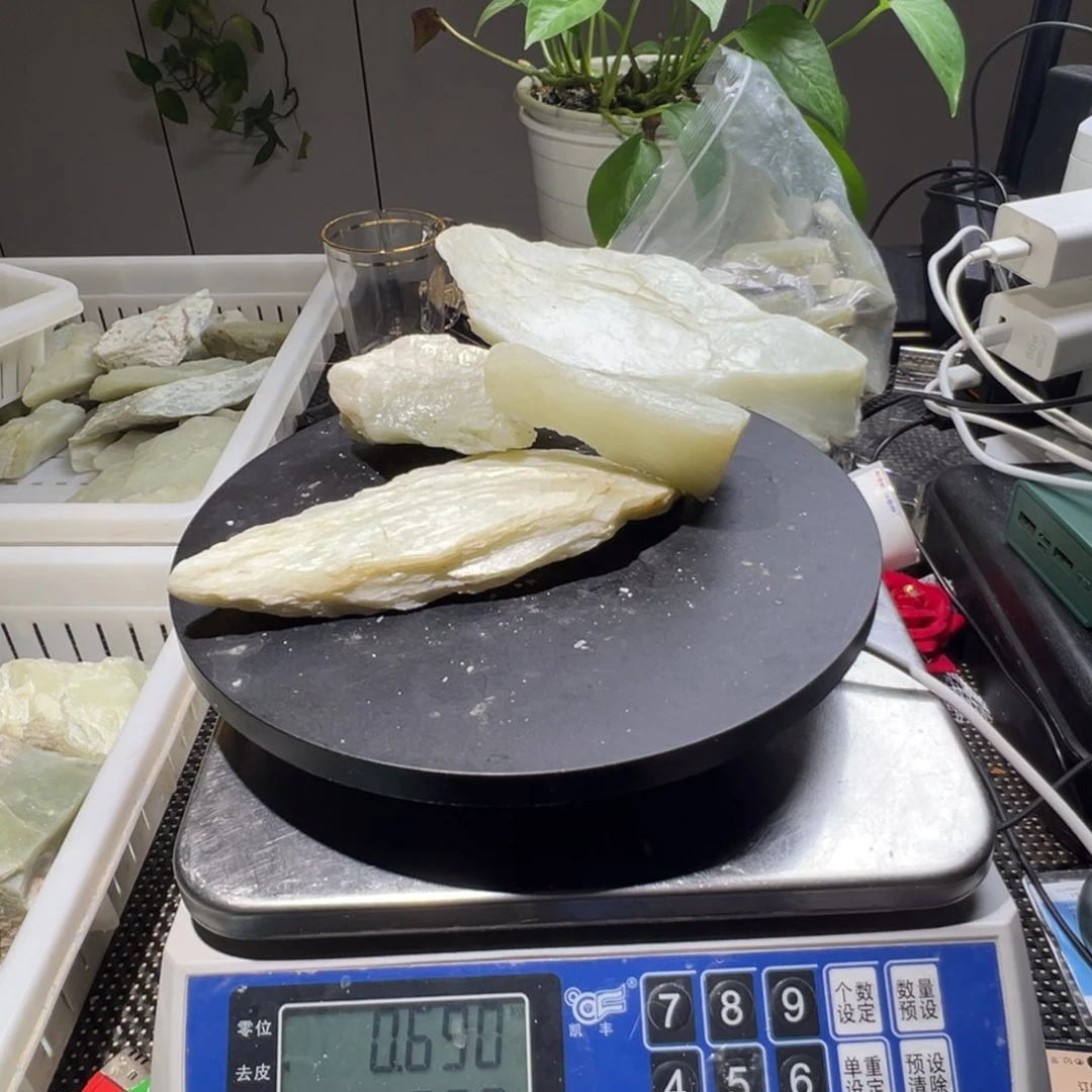 L***…和田玉（青白玉）未镶嵌摆件