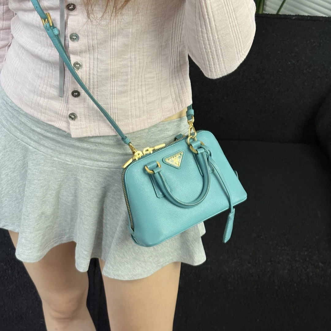 95新 Prada/普拉达 湖水蓝mini贝壳手提斜挎包ss
