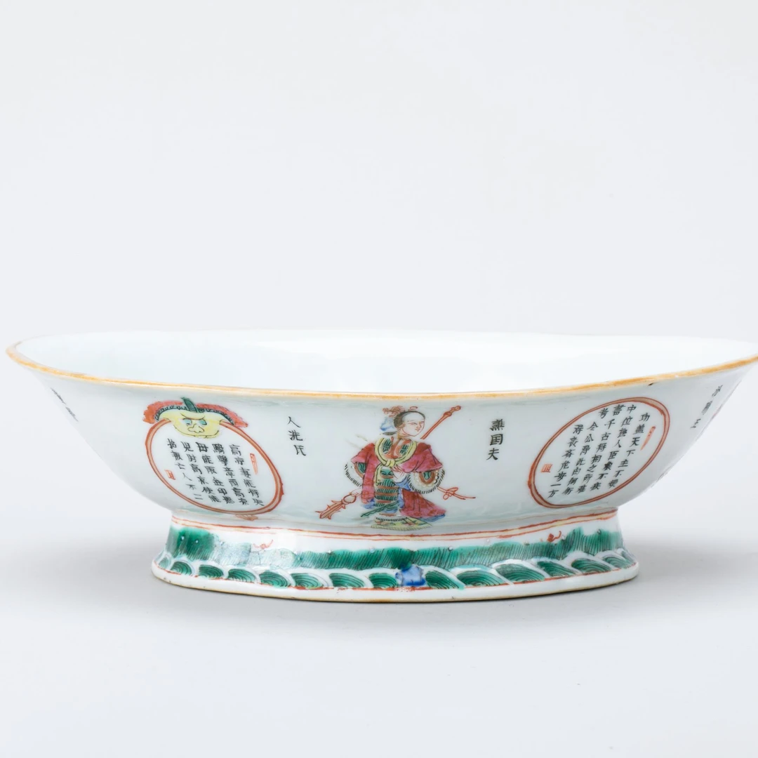 【拍卖】4、粉彩描金海水江崖无双谱人物纹海棠花口盘