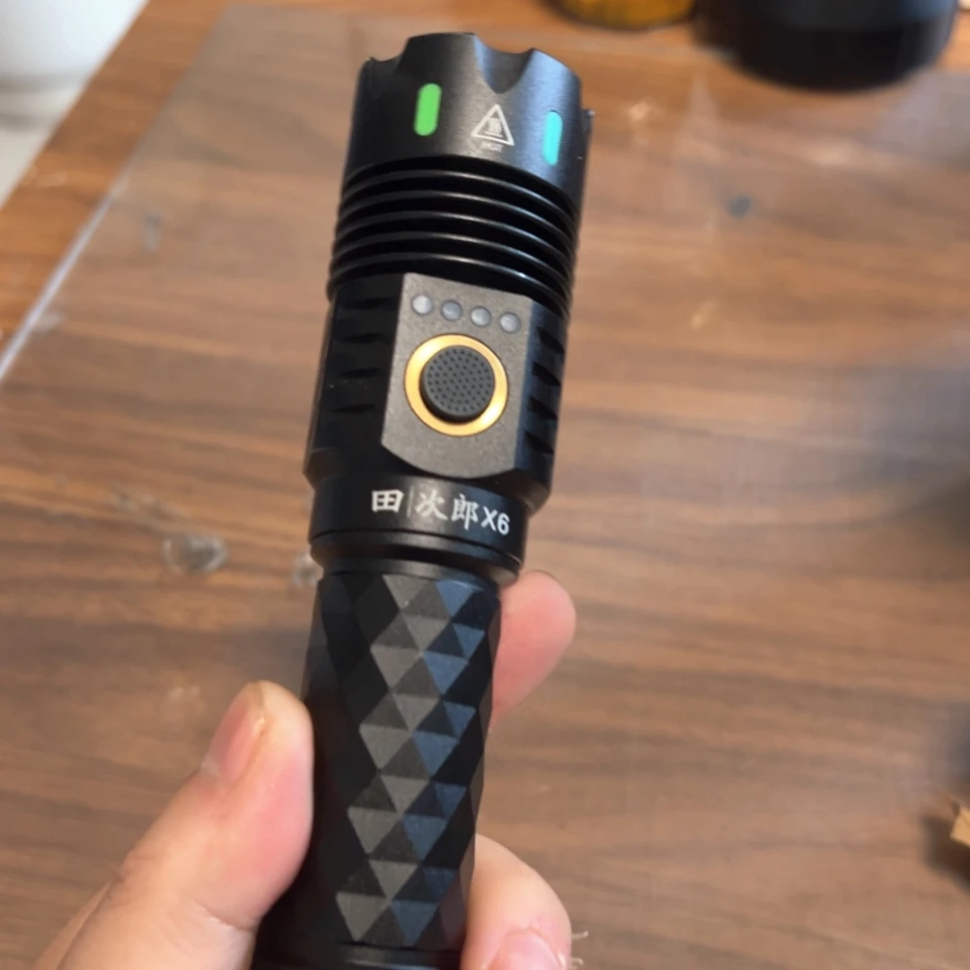 X6强光照射手电万流