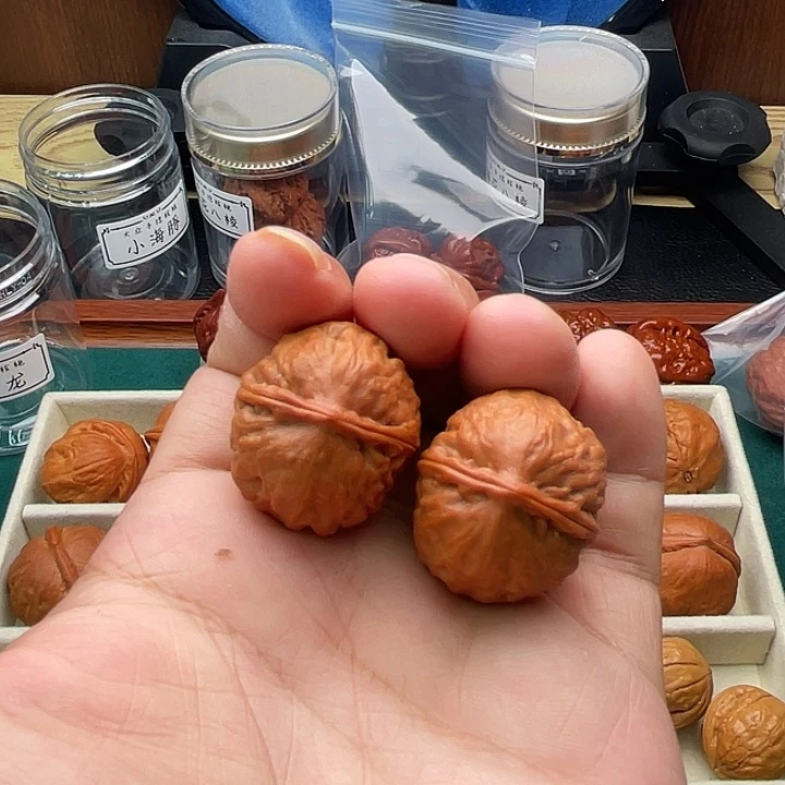 文玩核桃把件绣球