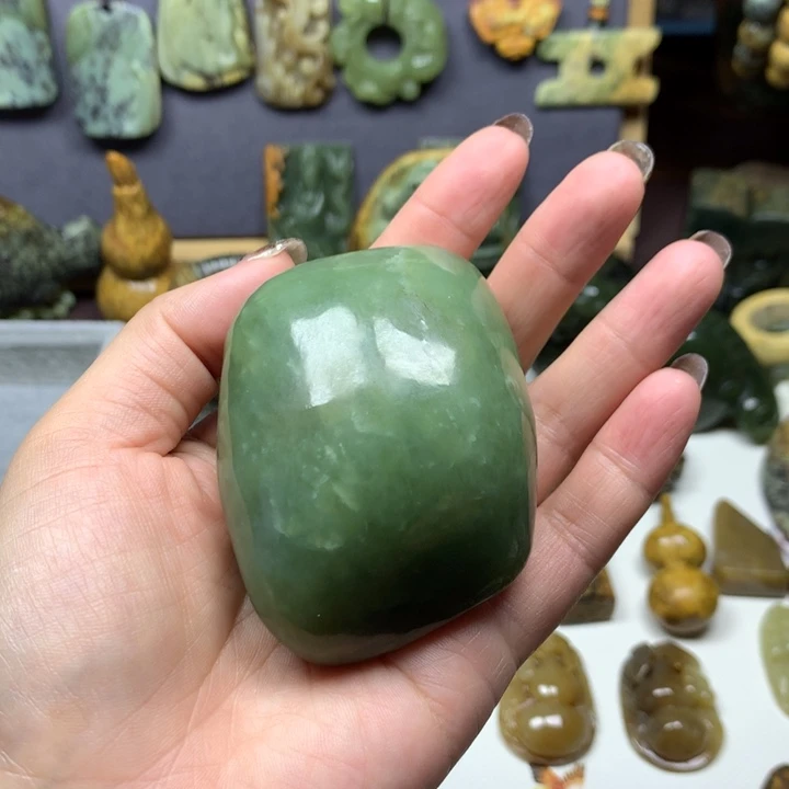 透闪石质玉未镶嵌颈饰