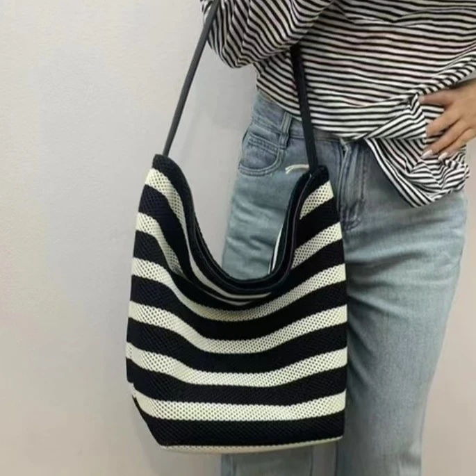 黑白条纹水桶包包女大容量大包休闲度假沙滩包百搭手提单肩托特包