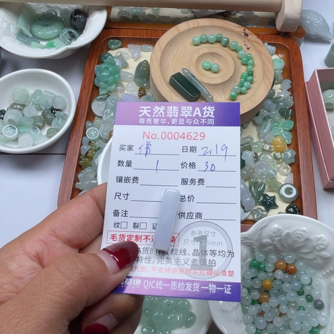 翡翠颈饰未镶嵌佛*