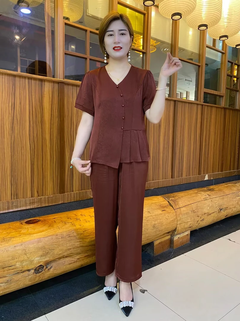 夏季新款V领时尚纯色中老年女装短袖百搭气质套装