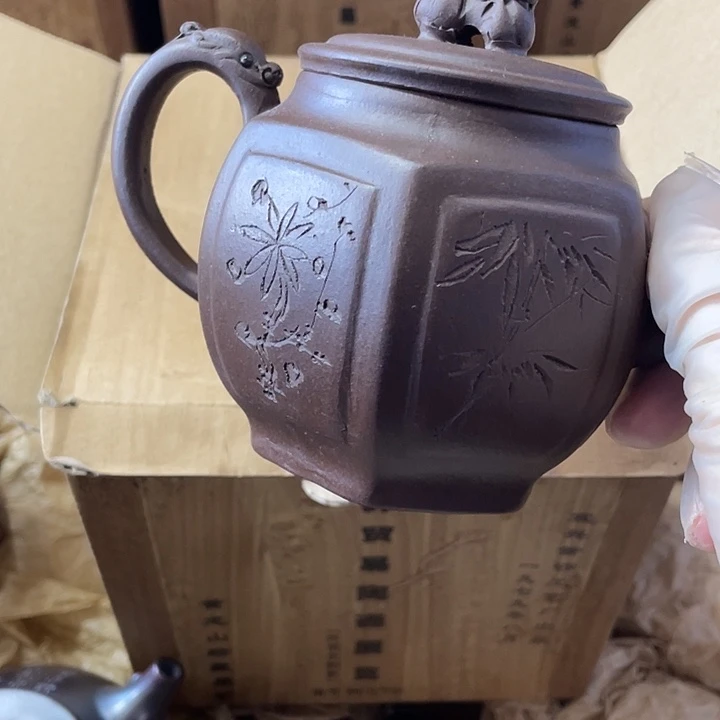 紫砂茶壶矿泥料手工制作的一把紫砂壶。