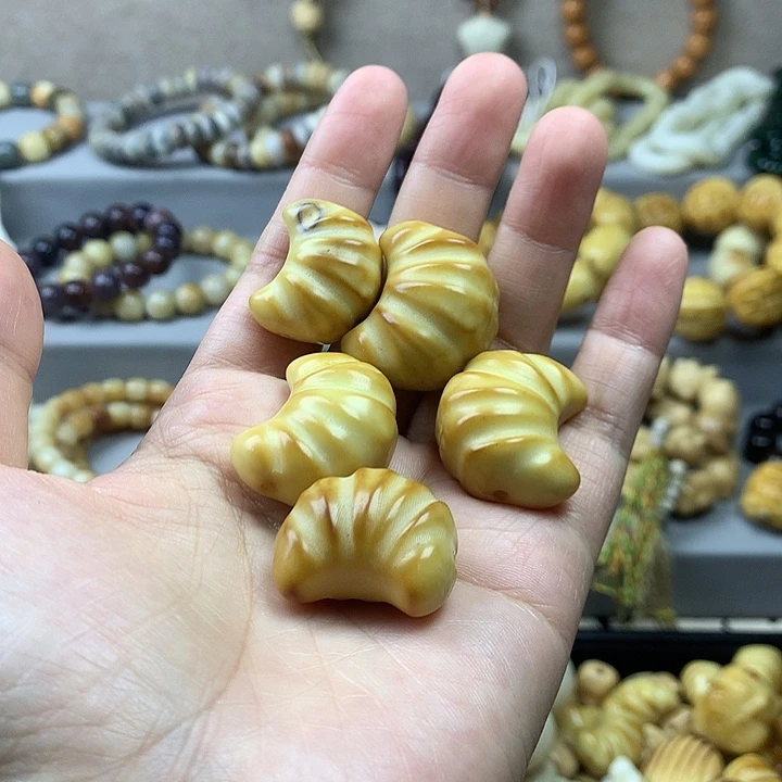 吊坠菩提根/象牙果牛角包瑕疵5个