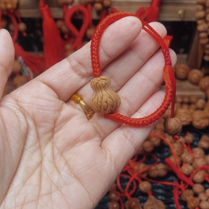 木质类龙纹桃枭挂件