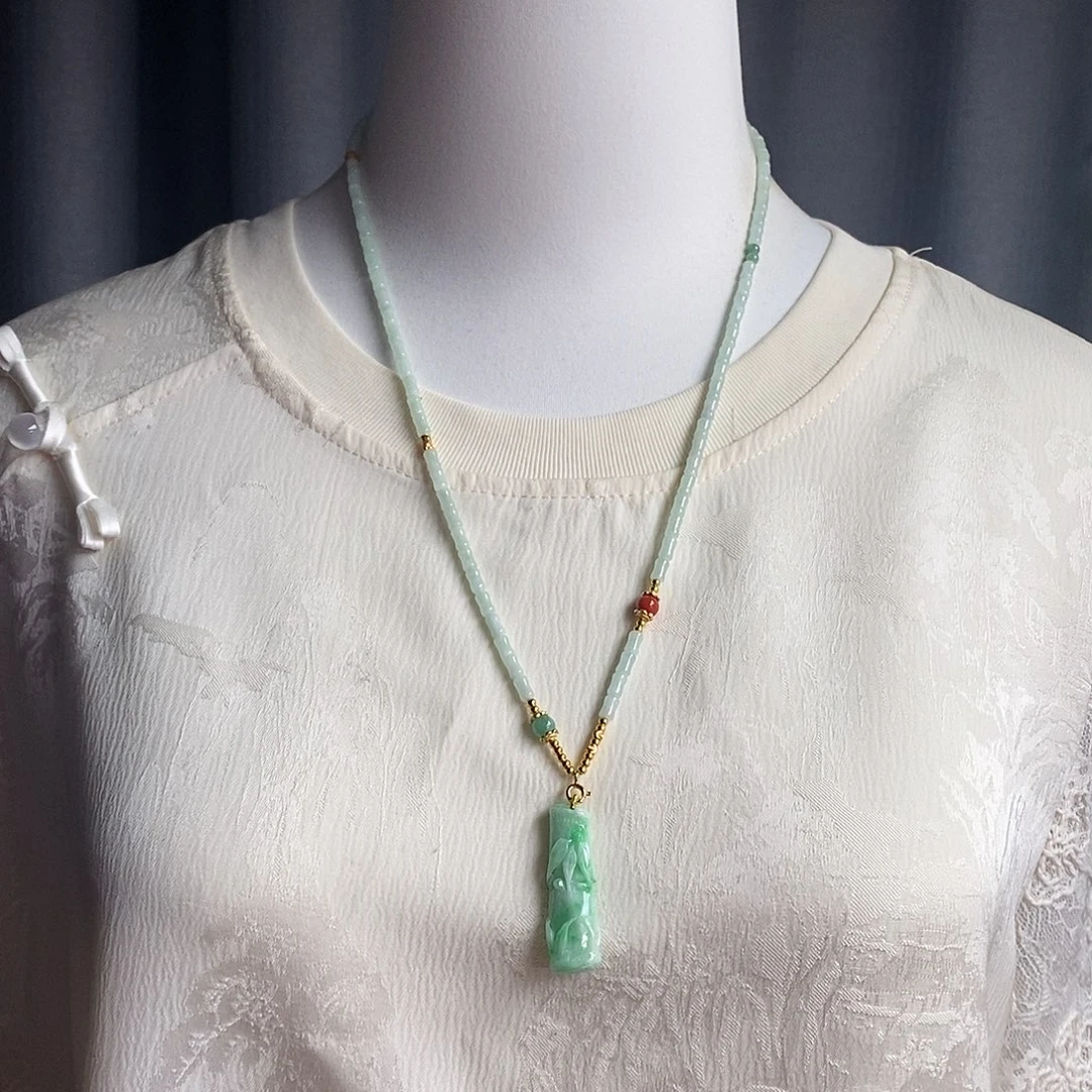 翡翠未镶嵌吊坠(赠链)