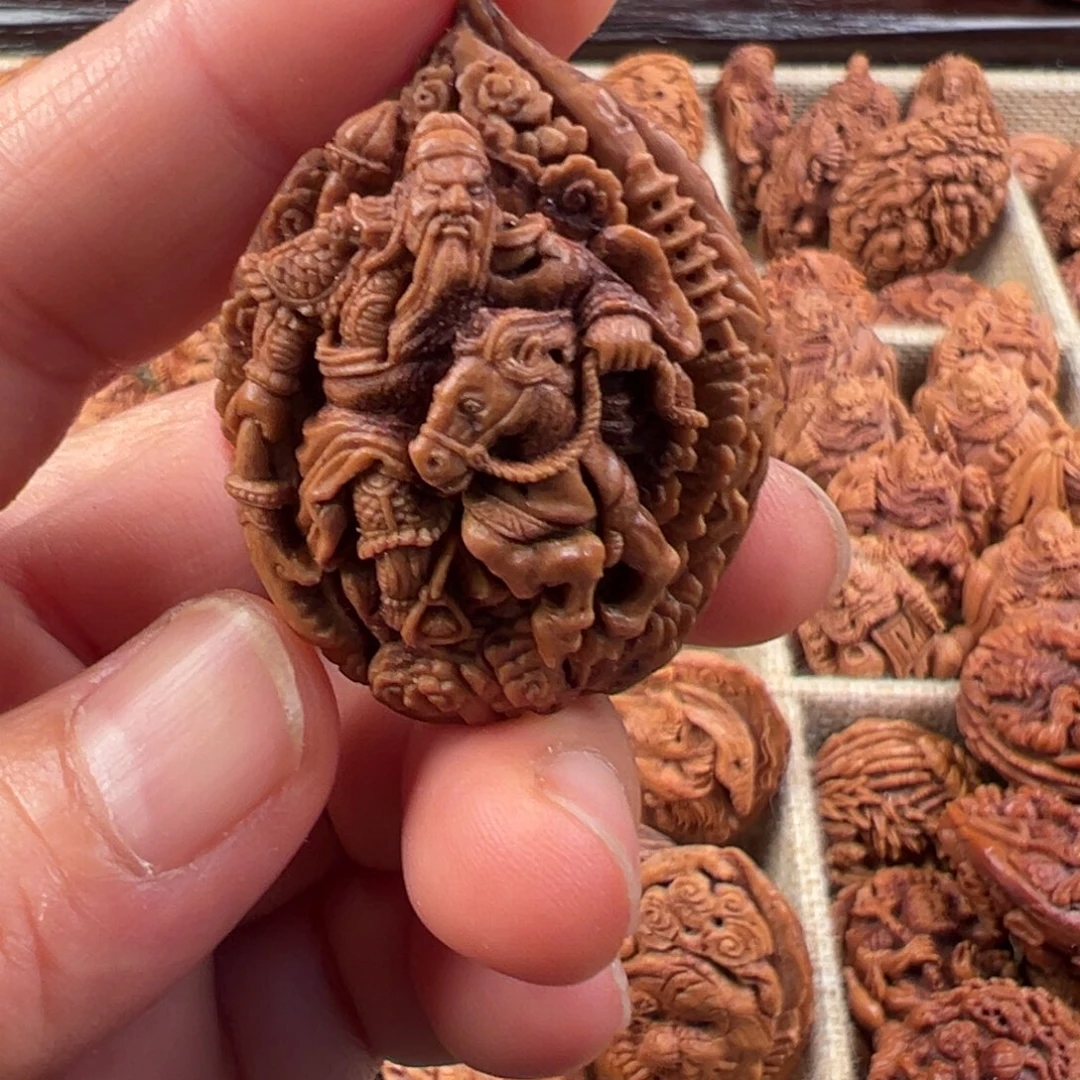 桃核吊坠期****雨桃核雕刻，