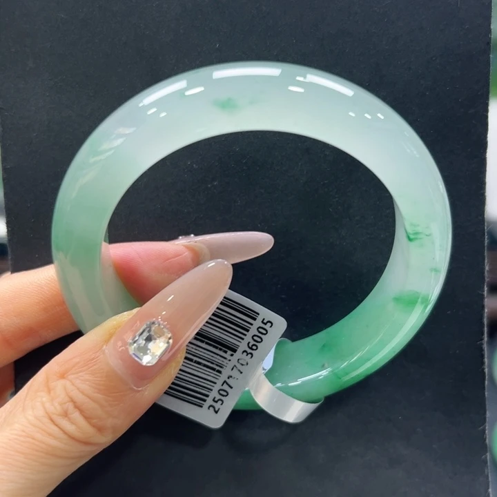 云****石英质玉（非洲翠）未镶嵌手镯