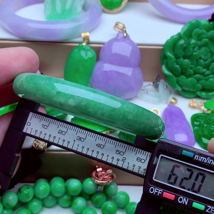 翡翠未镶嵌手镯－－…．