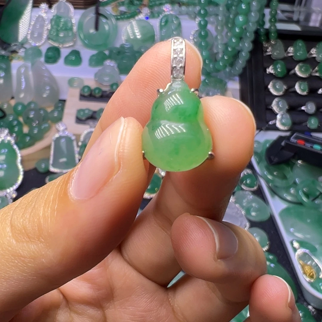 石英质玉（非洲翠）未镶嵌颈饰