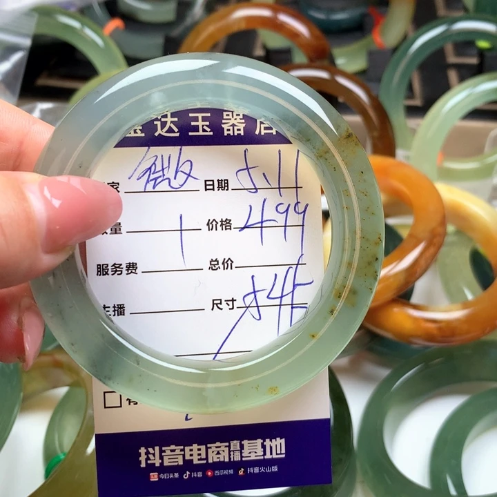 岫玉未镶嵌手镯微****。