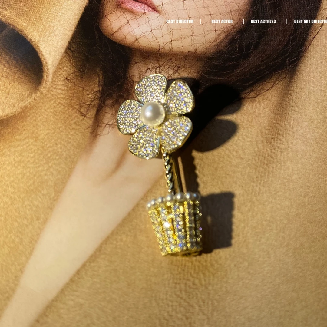 黄铜合成锆石胸针 轻奢香香风格满锆胸针