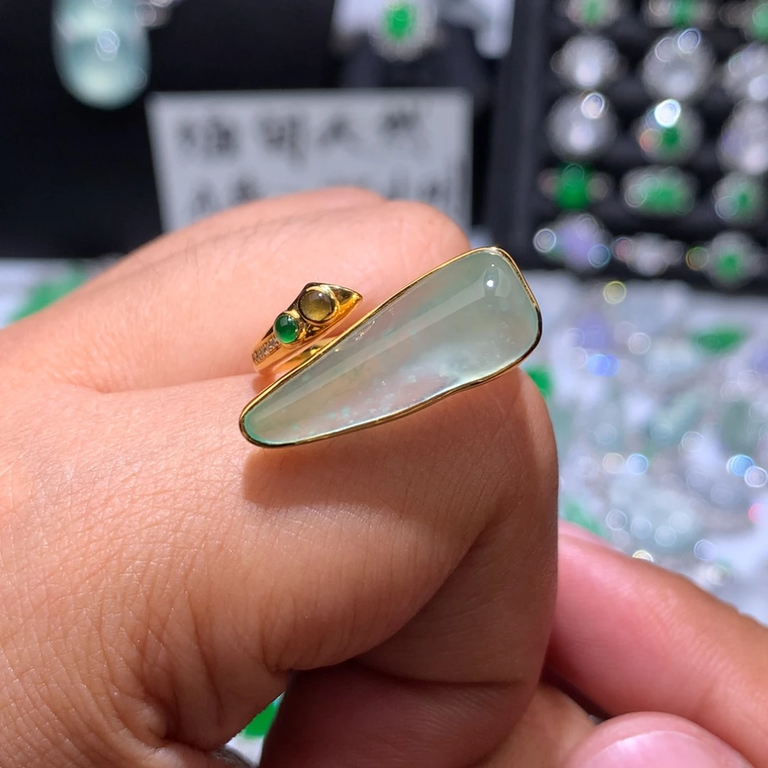 翡翠18K金镶嵌戒指