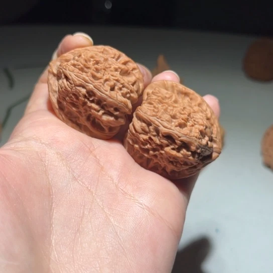 文玩核桃吊坠白狮子