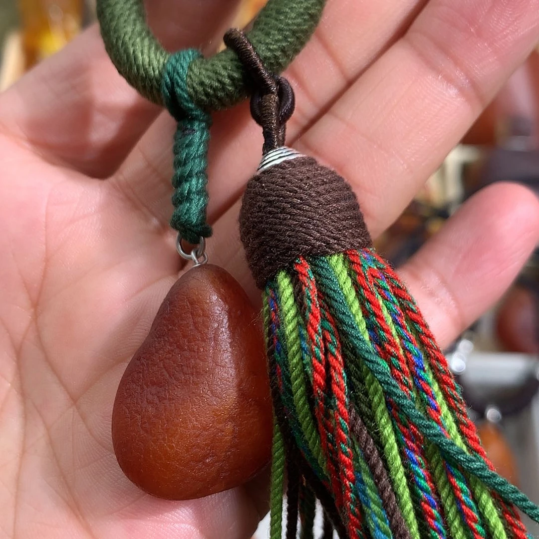 蜜蜡裸石未镶嵌在