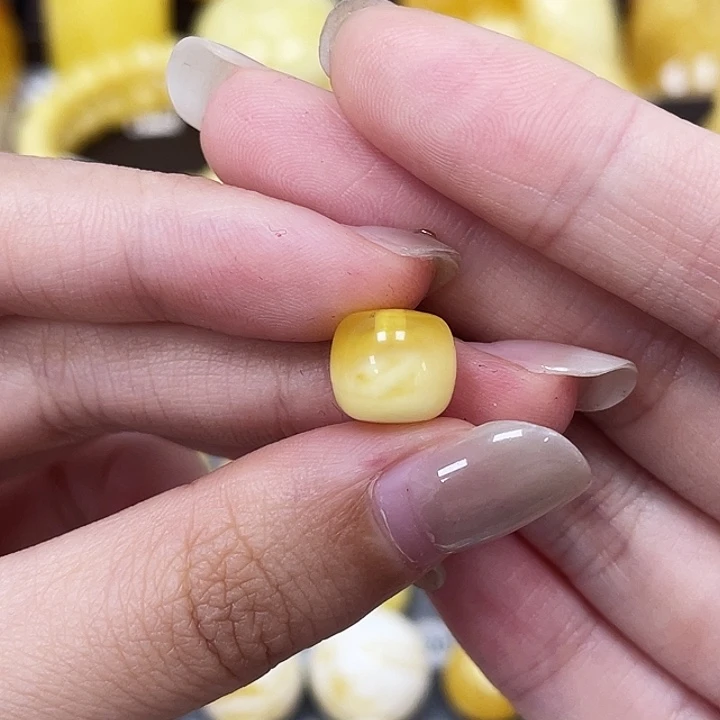 琥珀未镶嵌裸石9.9*8.8mm瑕 224