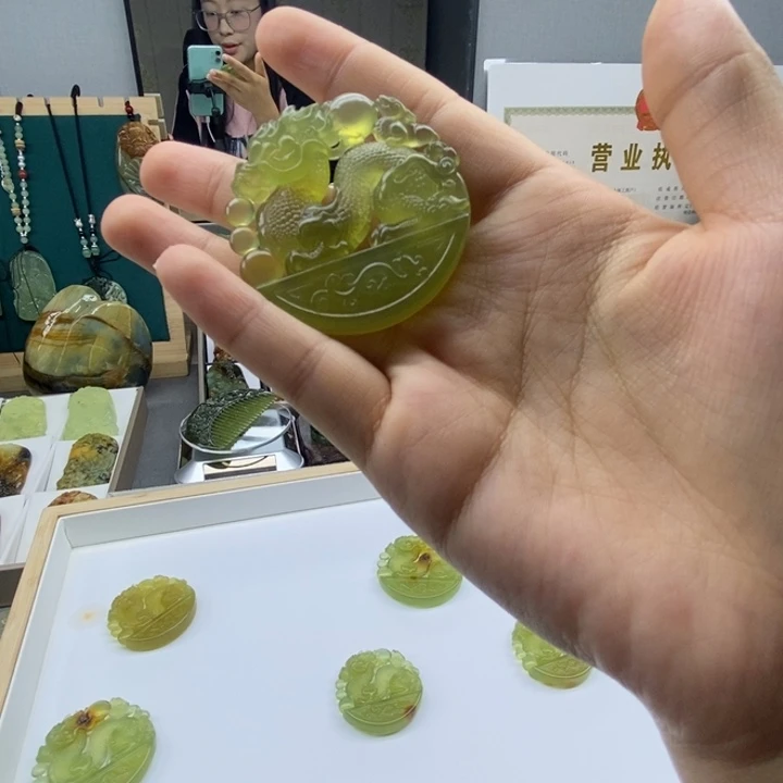 咚***咚蛇纹石玉未镶嵌颈饰