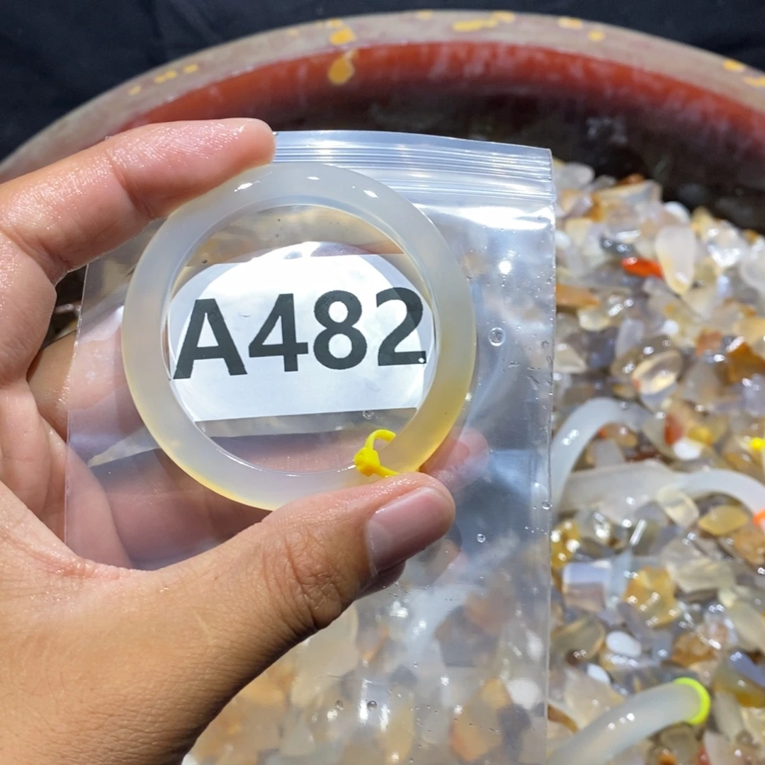 甜****玛瑙/玉髓未镶嵌手镯