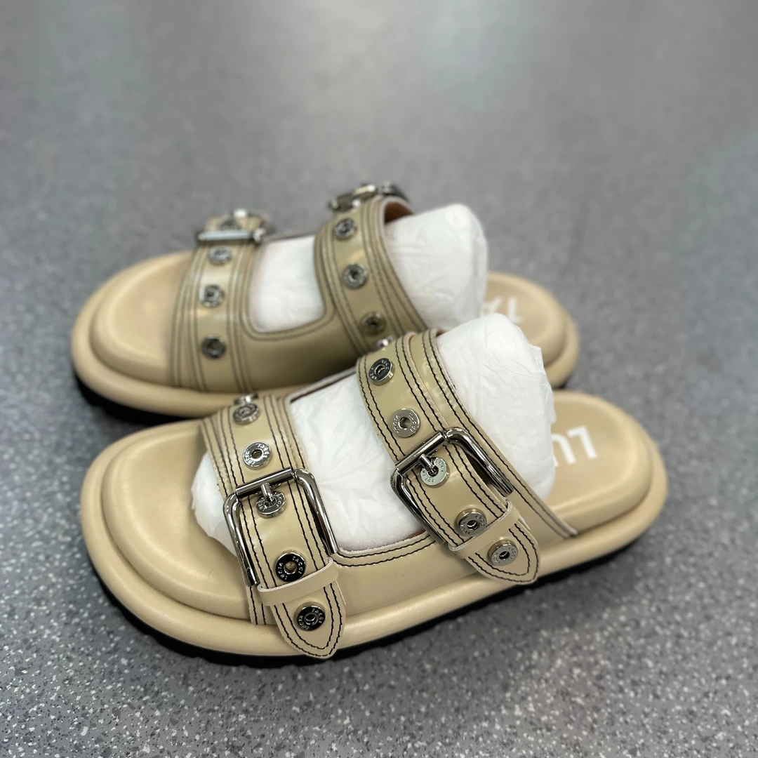 37码。福利品鞋子默认微瑕