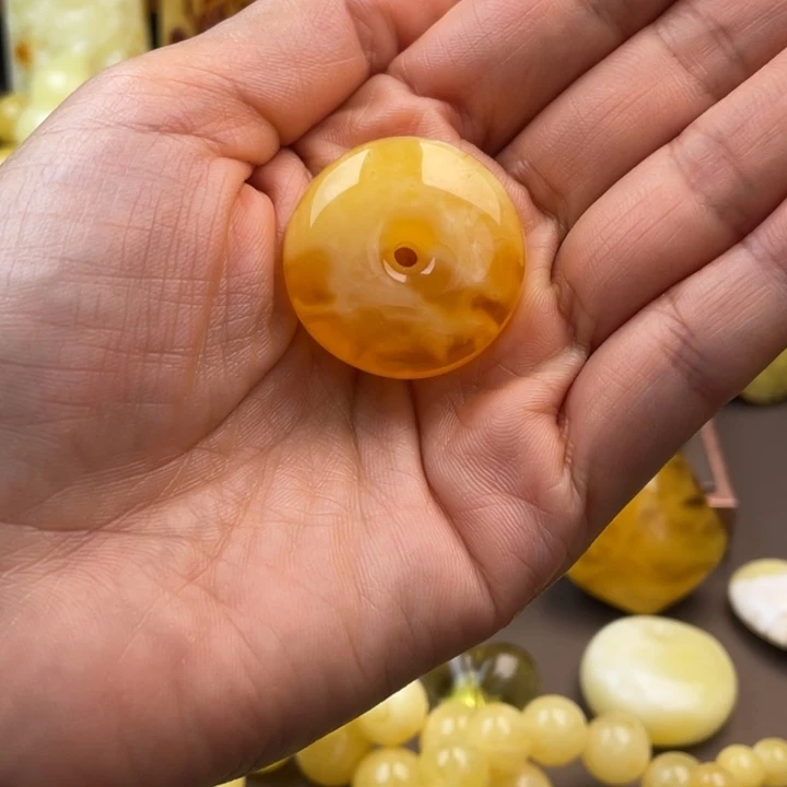 琥珀未镶嵌颈饰蜜蜡