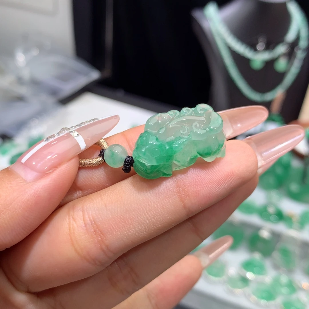 石英质玉（非洲翠）未镶嵌颈饰