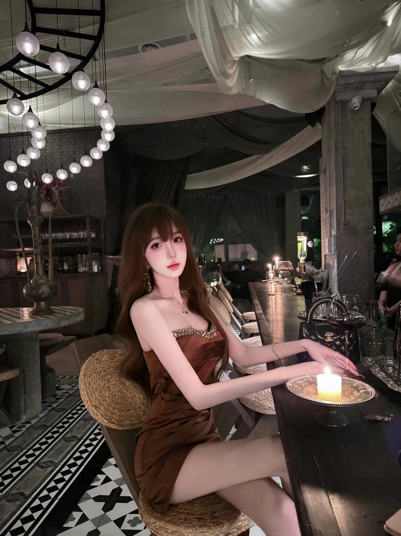 气质名媛风重工镶钻抹胸缎面连衣裙女夏季收腰显瘦拖尾包臀短裙子