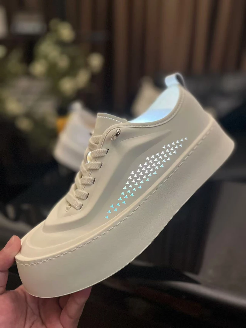 夏季男士透气打孔小白鞋真皮百搭软底软面增高厚底简约休闲男鞋