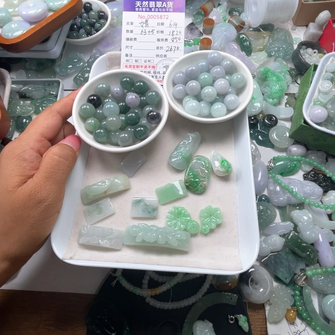 翡翠未镶嵌颈饰婧*