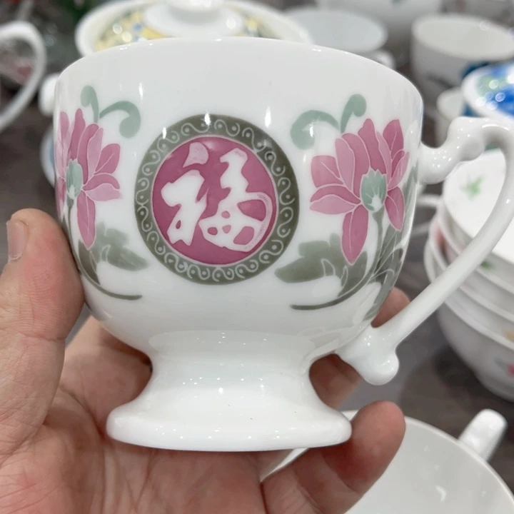 杯釉下五彩的瓷器和瓷器