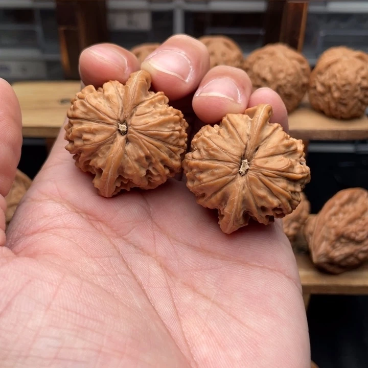 诸***明把件桃核野生釉里红