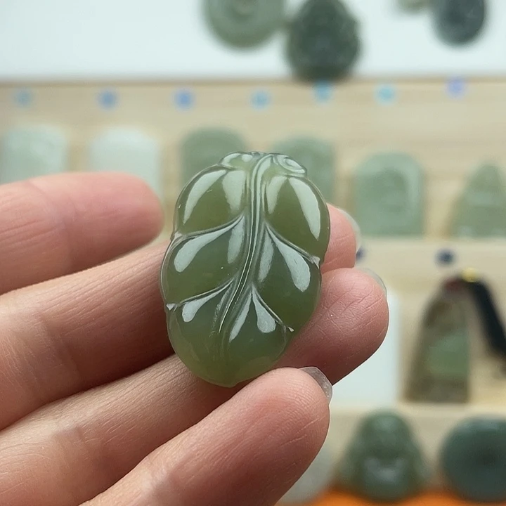 双面雕金枝玉叶吊坠