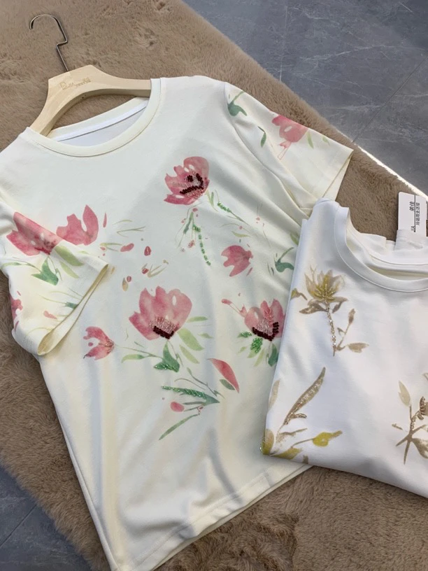 时尚钉珠花朵圆领短袖T恤