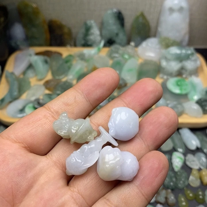 颈饰未镶嵌翡翠小东西