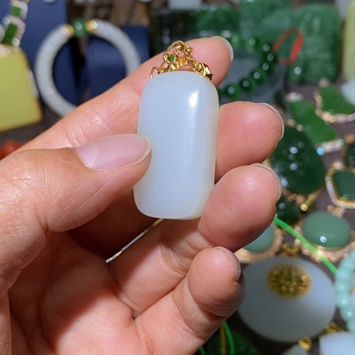 七***月和田玉（白玉）18K金镶嵌颈饰