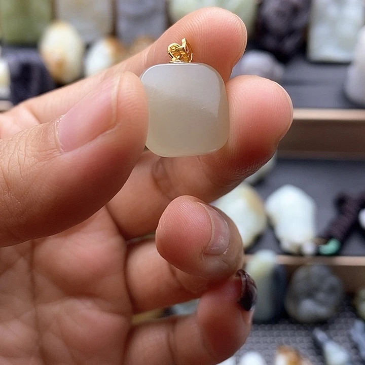 颈饰未镶嵌和田玉（糖玉）