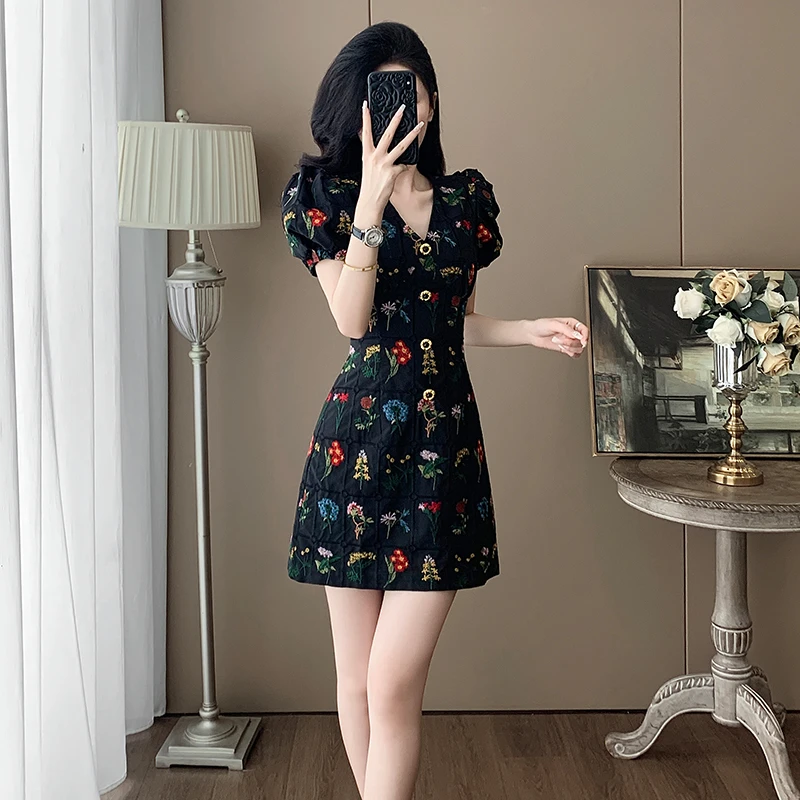 夏季名媛时尚轻奢刺绣收腰裙子女洋气V领泡泡袖复古小香风连衣裙