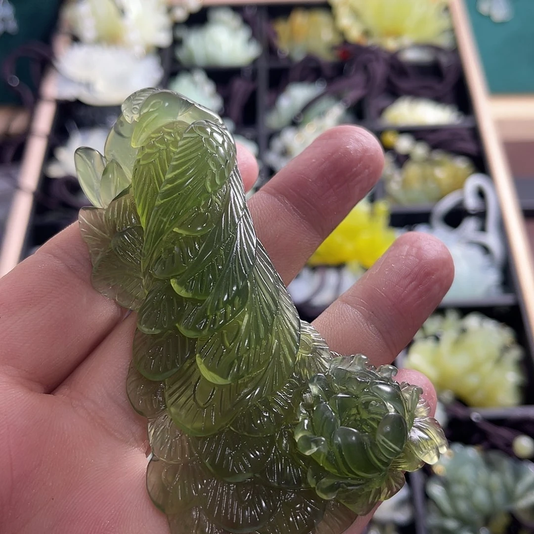 莲***姐蛇纹石玉未镶嵌颈饰