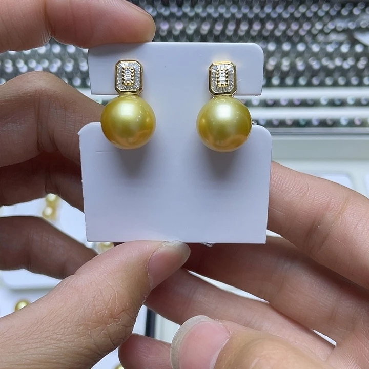 18K金镶嵌海水珍珠耳饰