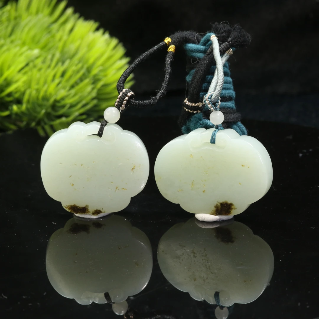 9和田玉平安锁吊坠一对/301339保利厦门拍卖